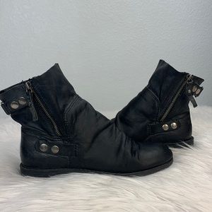 7.5 Nine West black leather bootie